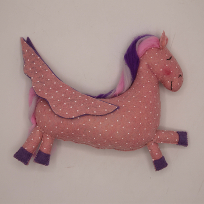 عروسک اسب بالدار نمدی در رنگ‌های متنوع